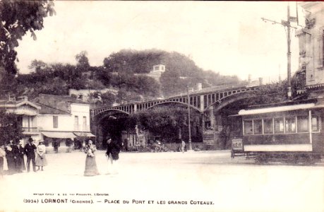 Lormont-la-place-du-port-et-les-grands-coteaux-tramway