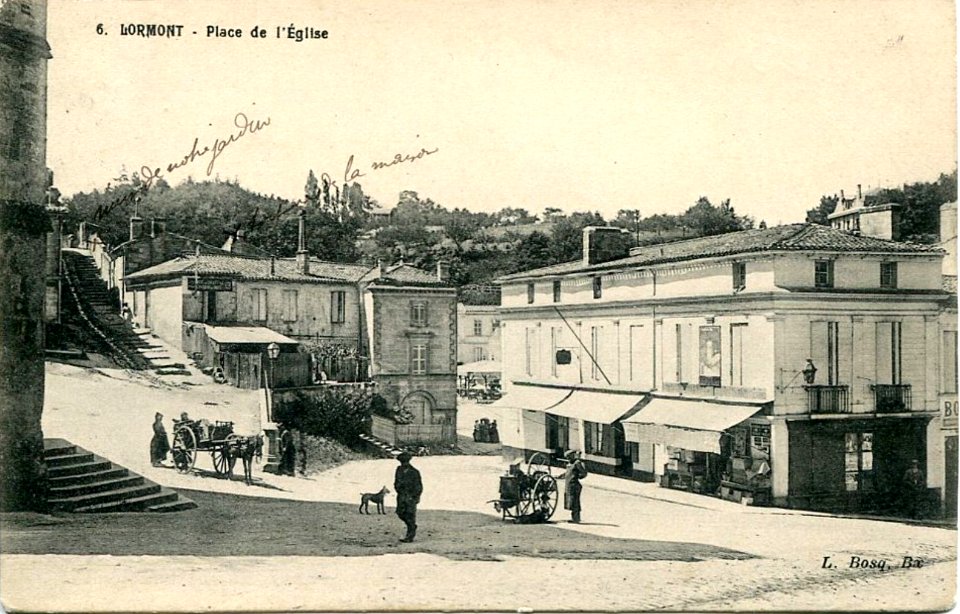 Lormont-place-de-leglise-animee-attelage-hommes-chiens-remouleur-voyage 1907