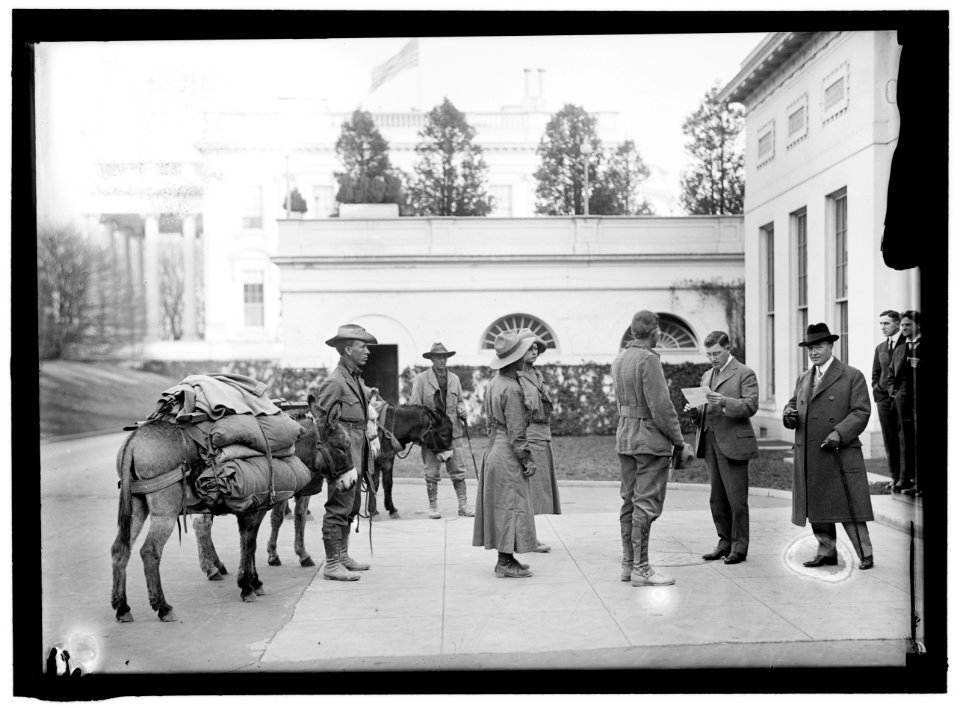 LOS ANGELES HIKERS WHO BROUGHT WHITE PLAGUE CURE TO PRESIDENT WILSON. AT WHITE HOUSE LCCN2016865110