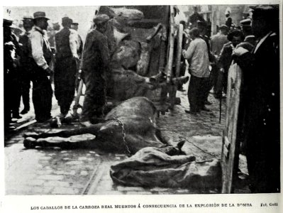Los caballos de la carroza real muertos a consecuencia de la explosión de la bomba, de Goñi, Blanco y Negro, 02-06-1906
