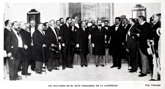 Los invitados en el acto inaugural de la Alhóndiga, de Cifuentes, Blanco y Negro, 01-08-1908