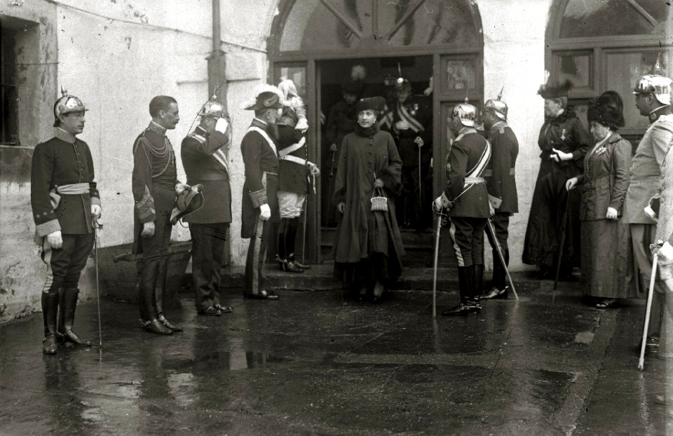Los reyes Alfonso XIII y María Cristina visitando el cuartel militar de San Telmo (2 de 3) - Fondo Car-Kutxa Fototeka
