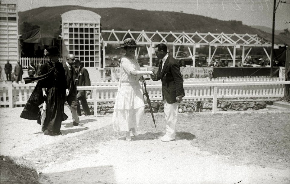 Los reyes Alfonso XIII, María Cristina y Victoria Eugenia en el circuito automóvilistico de Lasarte (2 de 4) - Fondo Car-Kutxa Fototeka