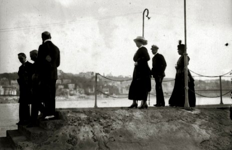 Los reyes Alfonso XIII, María Cristina y Victoria Eugenia junto a los infantes Alfonso, Jaime, Beatriz y Cristina en el embarcadero del Club Naútico (2 de 5) - Fondo Car-Kutxa Fototeka