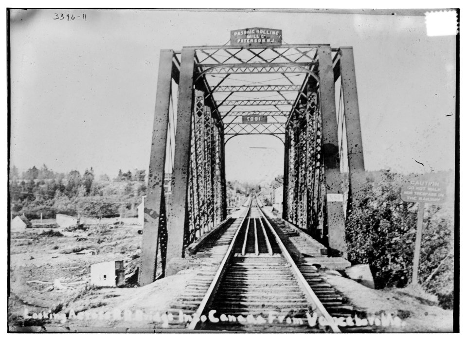 Looking across R.R. bridge into Canada from Vanceboro, Me. LCCN2014698589