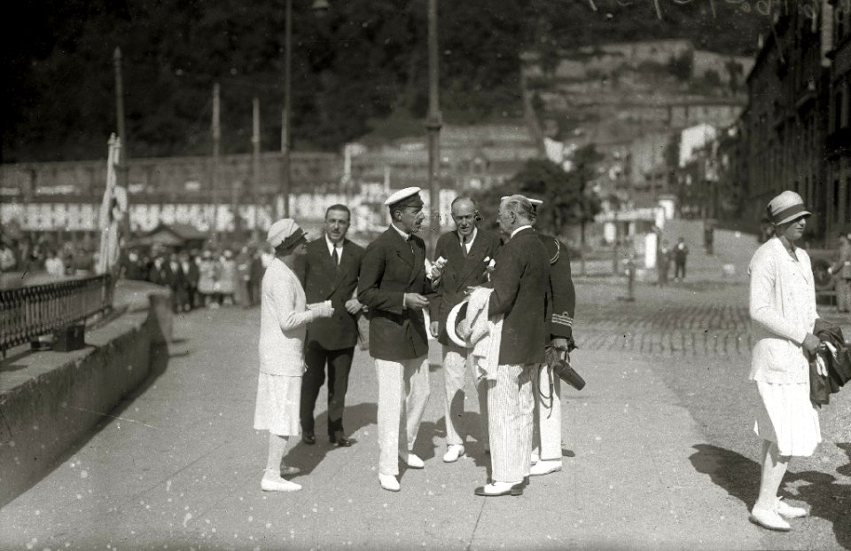 Los reyes de España, Alfonso XIII y Victoria Eugenia, acompañados de sus hijas y el infante Don Juan en el muelle donostiarra junto al Club Naútico (1 de 2) - Fondo Car-Kutxa Fototeka