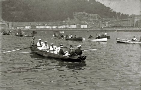 Los infantes Alfonso y Jaime en una embarcación de remos en la bahía de la Concha (1 de 2) - Fondo Car-Kutxa Fototeka