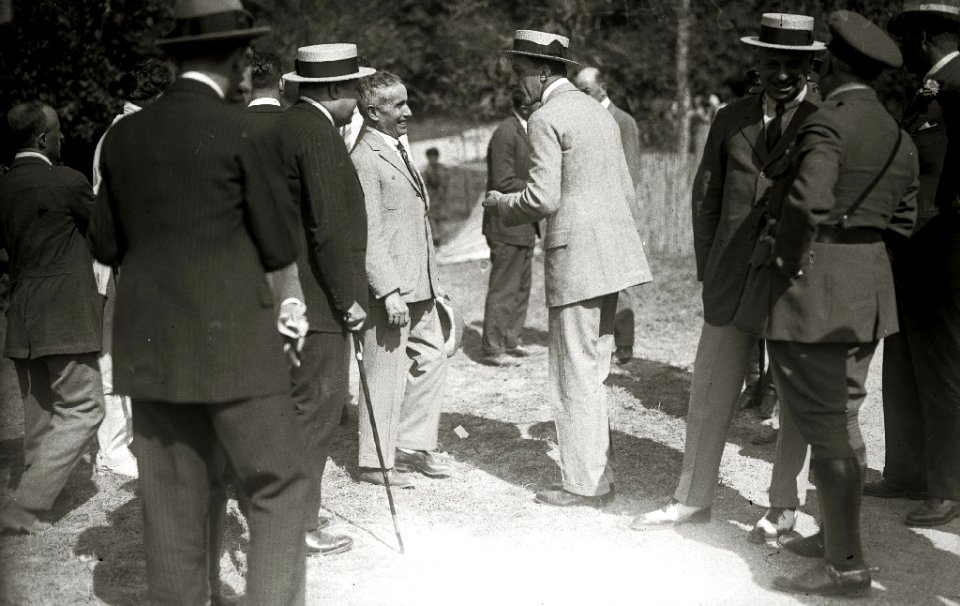 Los reyes Alfonso XIII, María Cristina y Victoria Eugenia en el circuito automóvilistico de Lasarte (4 de 4) - Fondo Car-Kutxa Fototeka