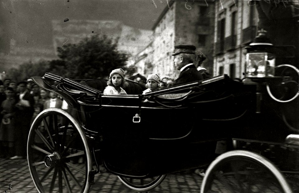 Los reyes Alfonso XIII, María Cristina y Victoria Eugenia junto a los infantes Alfonso, Jaime, Beatriz y Cristina en el embarcadero del Club Naútico (4 de 5) - Fondo Car-Kutxa Fototeka