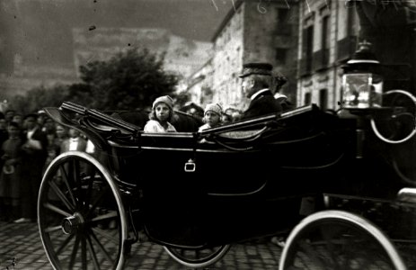 Los reyes Alfonso XIII, María Cristina y Victoria Eugenia junto a los infantes Alfonso, Jaime, Beatriz y Cristina en el embarcadero del Club Naútico (4 de 5) - Fondo Car-Kutxa Fototeka