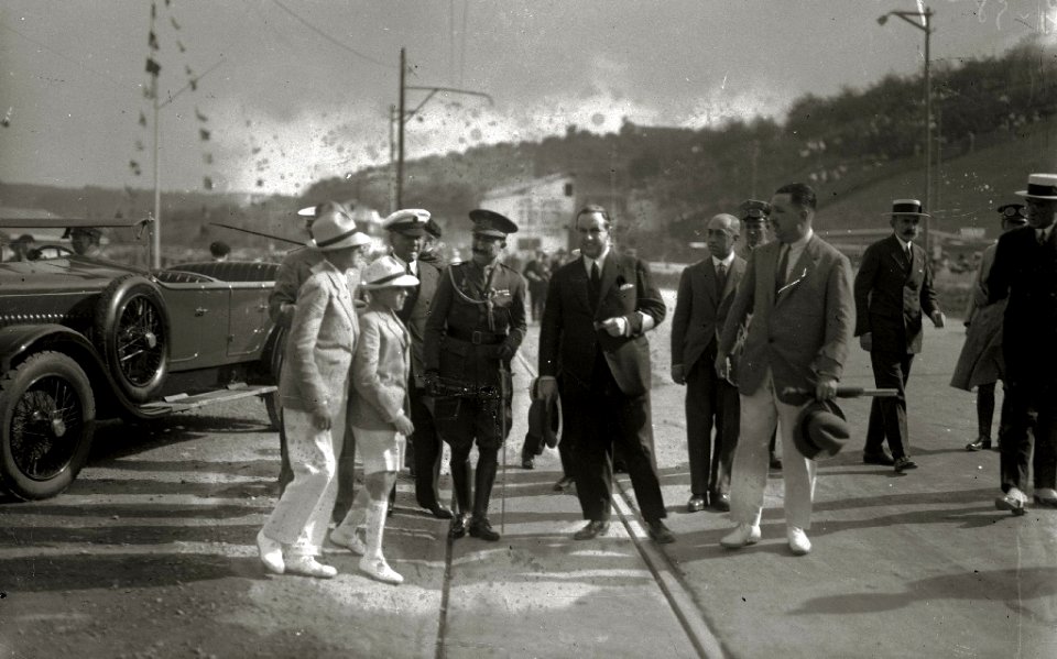 Los reyes de España, Alfonso XIII y Victoria Eugenia junto con otros miembros de la Familia Real en el circuito automóvilistico de Lasarte (3 de 4) - Fondo Car-Kutxa Fototeka