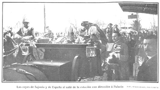 Los reyes de Sajonia y de España al salir de la estación con dirección á Palacio, de Campúa, Nuevo Mundo, 21-03-1907