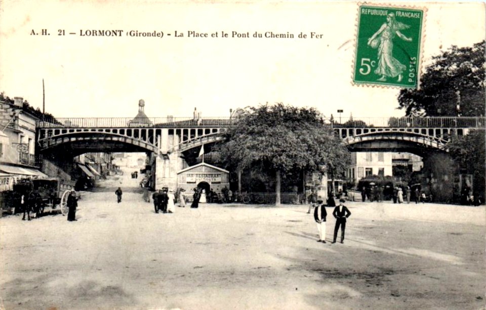 Lormont-la-place-et-le-pont-du-chemin-de-fer