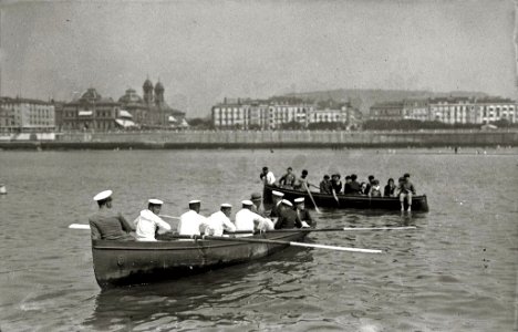 Los infantes Alfonso y Jaime en una embarcación de remos en la bahía de la Concha (2 de 2) - Fondo Car-Kutxa Fototeka