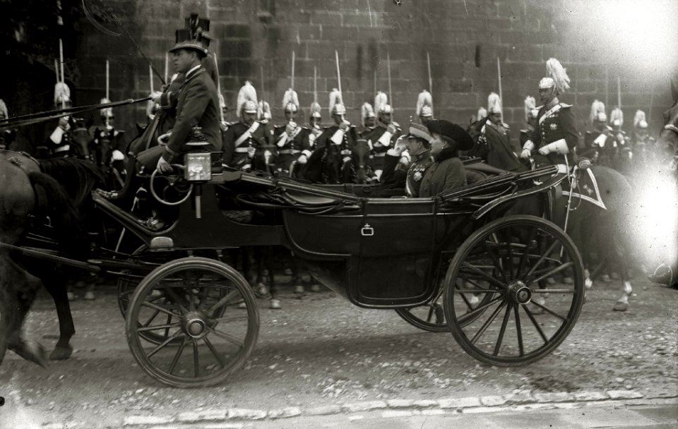 Los reyes Alfonso XIII y María Cristina visitando el cuartel militar de San Telmo (1 de 3) - Fondo Car-Kutxa Fototeka