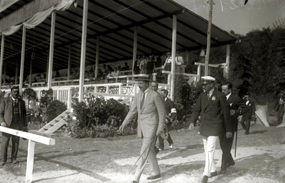 Los reyes Alfonso XIII, María Cristina y Victoria Eugenia en el circuito automóvilistico de Lasarte (1 de 4) - Fondo Car-Kutxa Fototeka