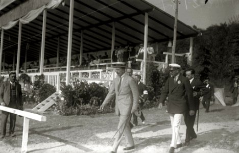 Los reyes Alfonso XIII, María Cristina y Victoria Eugenia en el circuito automóvilistico de Lasarte (1 de 4) - Fondo Car-Kutxa Fototeka