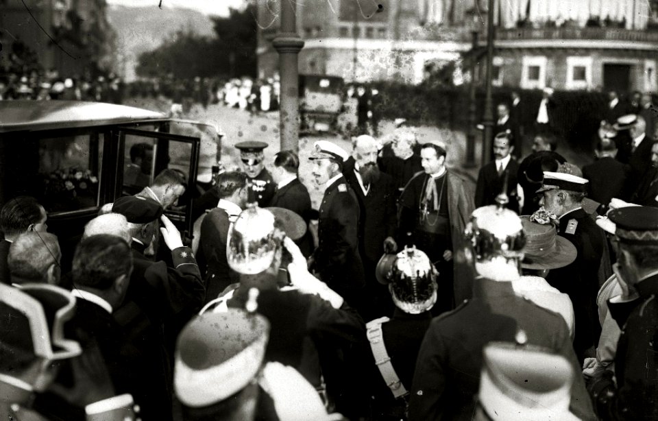 Los reyes Alfonso XIII, María Cristina y Victoria Eugenia junto a los infantes Alfonso, Jaime, Beatriz y Cristina en el embarcadero del Club Naútico (5 de 5) - Fondo Car-Kutxa Fototeka