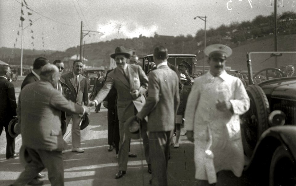 Los reyes de España, Alfonso XIII y Victoria Eugenia junto con otros miembros de la Familia Real en el circuito automóvilistico de Lasarte (4 de 4) - Fondo Car-Kutxa Fototeka