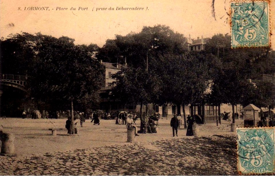 Lormont-place-du-port-pris-du-debarcadere