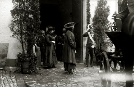 Los reyes Alfonso XIII y María Cristina visitando el cuartel militar de San Telmo (3 de 3) - Fondo Car-Kutxa Fototeka