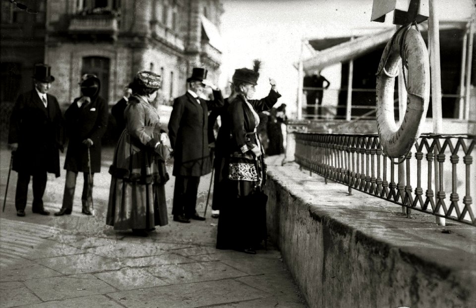Los reyes Alfonso XIII, María Cristina y Victoria Eugenia junto a los infantes Alfonso, Jaime, Beatriz y Cristina en el embarcadero del Club Naútico (3 de 5) - Fondo Car-Kutxa Fototeka