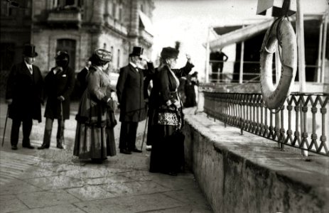 Los reyes Alfonso XIII, María Cristina y Victoria Eugenia junto a los infantes Alfonso, Jaime, Beatriz y Cristina en el embarcadero del Club Naútico (3 de 5) - Fondo Car-Kutxa Fototeka