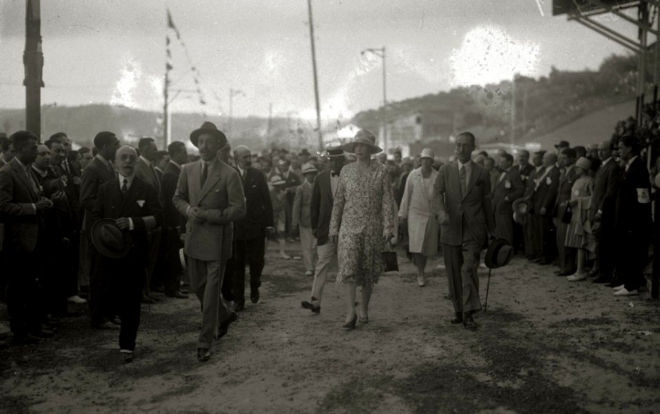 Los reyes de España, Alfonso XIII y Victoria Eugenia junto con otros miembros de la Familia Real en el circuito automóvilistico de Lasarte (2 de 4) - Fondo Car-Kutxa Fototeka
