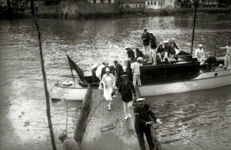 Los reyes de España, Alfonso XIII y Victoria Eugenia, acompañados de sus hijas y el infante Don Juan en el muelle donostiarra junto al Club Naútico (2 de 2) - Fondo Car-Kutxa Fototeka
