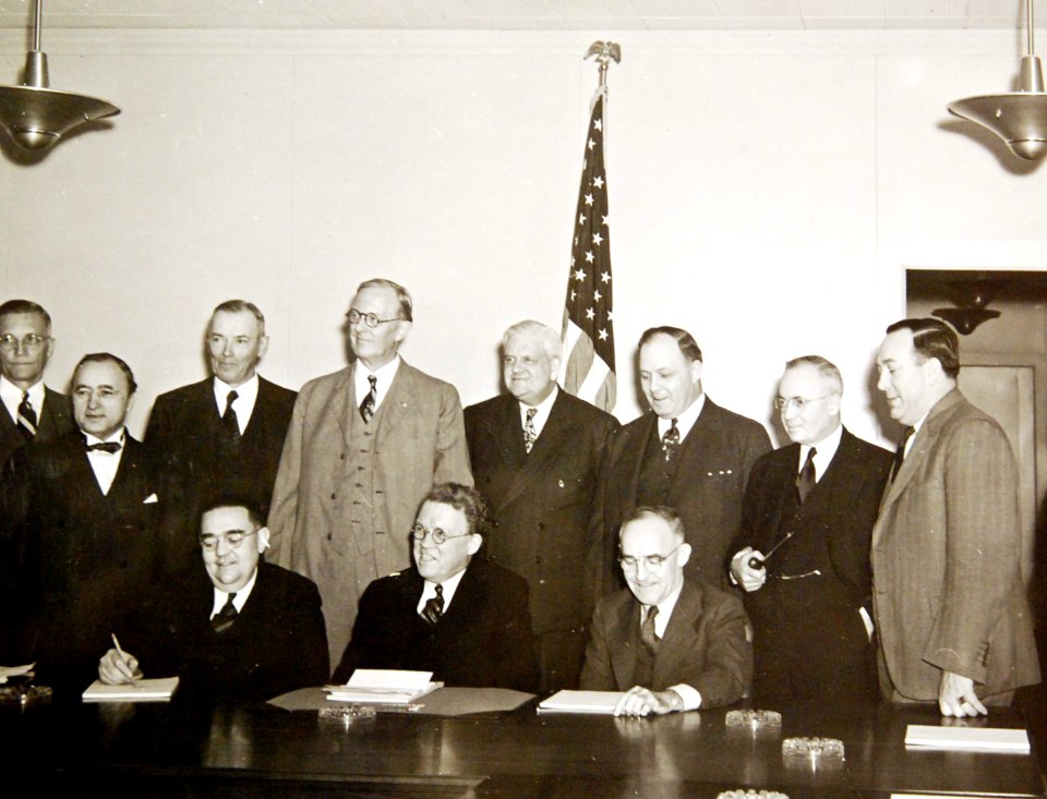 Lot-1945-11 (34595818902)