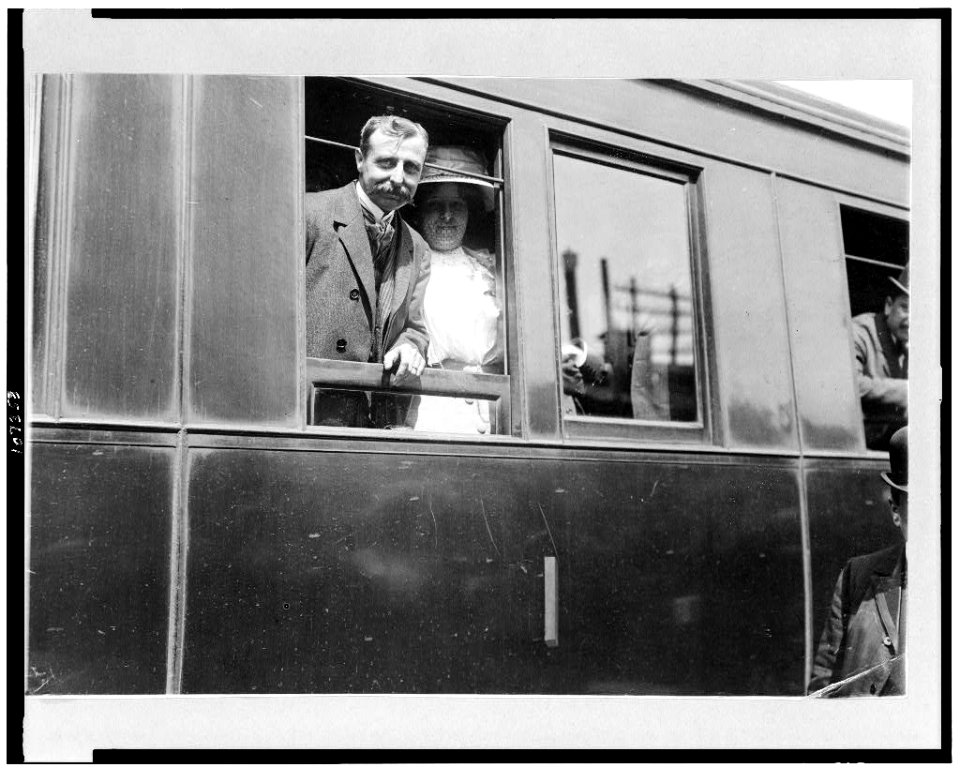 Louis Blériot on his return with wife on train from Calais to Paris LCCN93504059