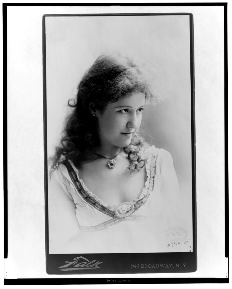 Louise Beaudet, head-and-shoulders portrait, facing right) - Falk LCCN2001700493