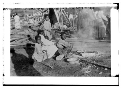 Louisiana Flood - refugees cook government rations LCCN2014690492