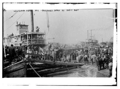 Louisiana Flood 1912- refugees saved by gov't (i.e. government) boat LCCN2014690495