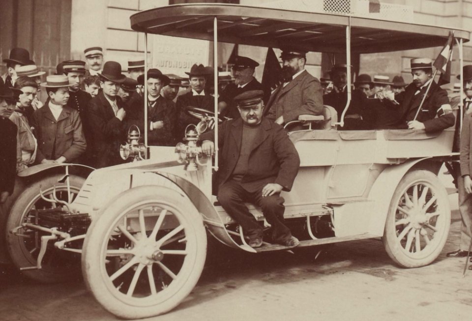 Louis Mors au volant d'une Mors des officiels de l'A.C.F., pour le départ du Paris-Vienne 1902