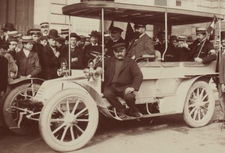Louis Mors au volant d'une Mors des officiels de l'A.C.F., pour le départ du Paris-Vienne 1902