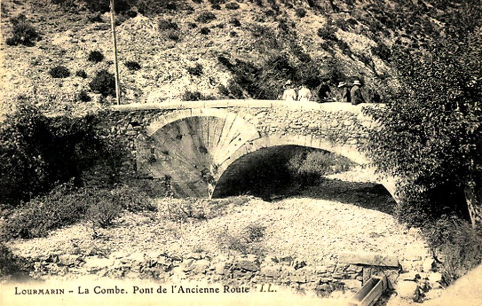 Lourmarin La Combe et Pont à coquille de l'ancienne route
