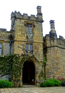 Lower Courtyard - Haddon Hall - Bakewell, Derbyshire, England - DSC02463