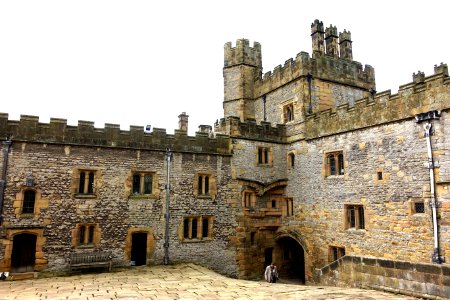 Lower Courtyard - Haddon Hall - Bakewell, Derbyshire, England - DSC02944