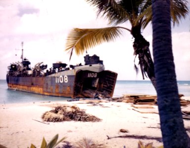 LST-1108 arrives at Rongerik Atoll on 8 March 1946 (146763092)