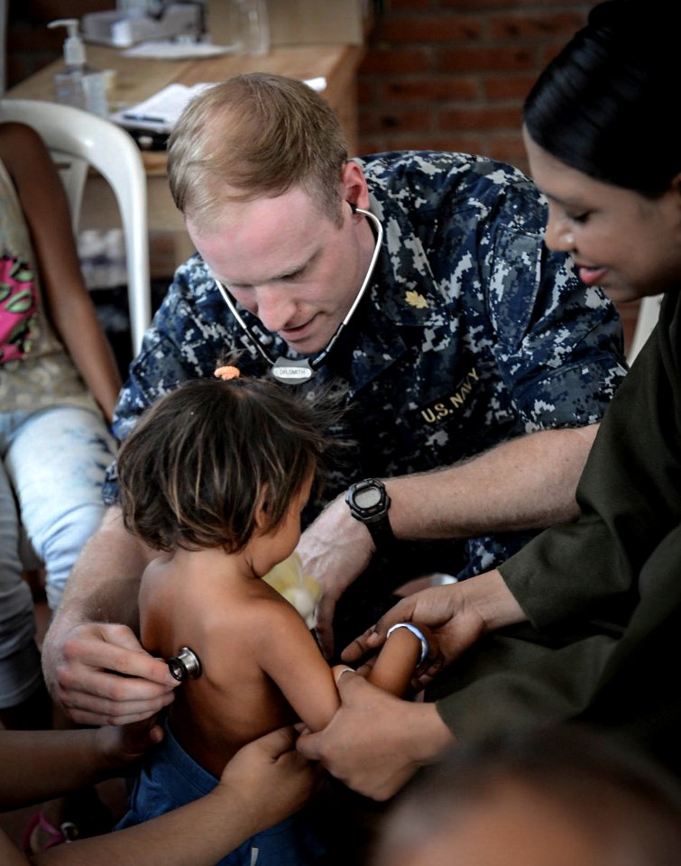 Lt. Andrew Smith checks the breathing of a Colombian child. (33376358050)
