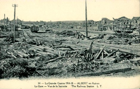 LT 34 - La Grande Guerre 1914-1918 - ALBERT en ruines - La Gare - Vue de la Sucrerie - The Railway Station photo
