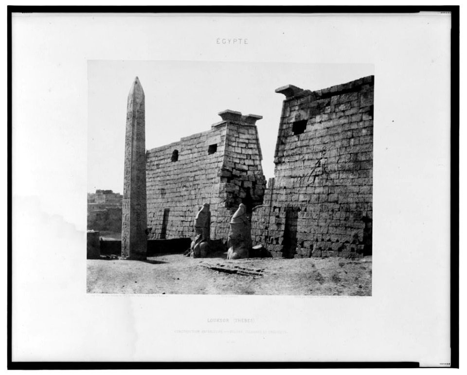 Louksor (Thèbes) - construction antérieure - pylône, colosses et obélisque - Félix Teynard. LCCN2001695275