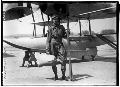 Lt. Com. Byrd and aircraft LCCN2014718206