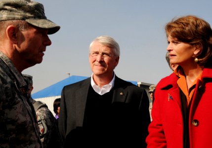 Lt. Gen. Caldwell talks with U.S. Senators Roger F. Wicker and Lisa Murkowski during a tour (4278919092) photo