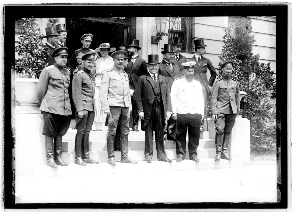Lt. Martynoff, Capt. Chutt, Genl. Roop, Amb. B.M. Bahtmatiff, Genl. Lomonossoff, Col. Avanovsky, Russian envoys to Wash., June 1917 LCCN2016850932