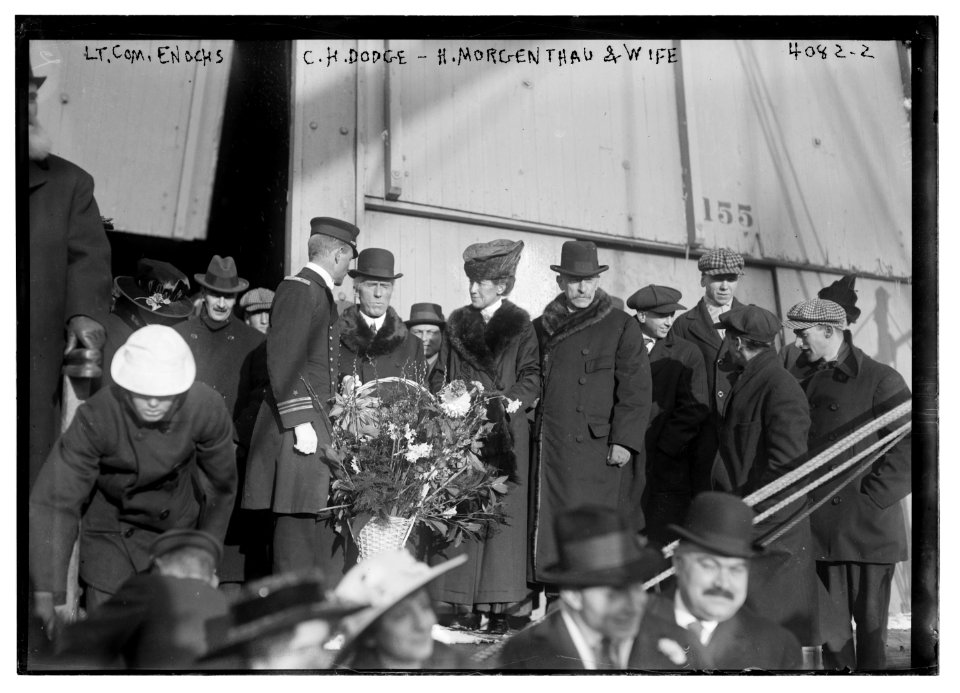 Lt. Com. Enochs, C.H. Dodge, H. Morgenthau & wife LCCN2014703367