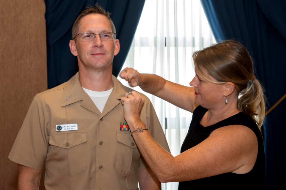 Lt. j.g. Clint McClanahan promotion (36810770271)