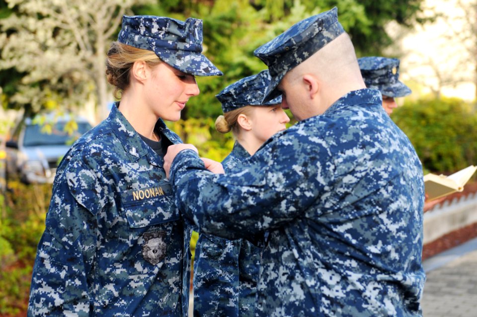 Lt. j.g. Noonan receives her dolphins. (8249001269)