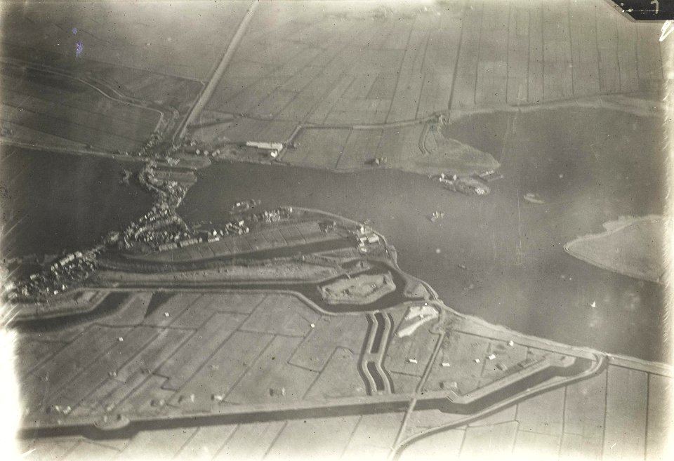Luchtfoto van Fort Bezuiden Spaarndam